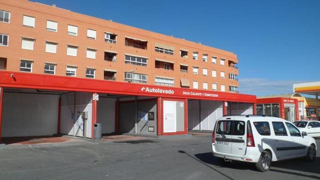 Vecinos piden cerrar el lavadero de una gasolinera tras acreditar un juez irregularidades en el proyecto