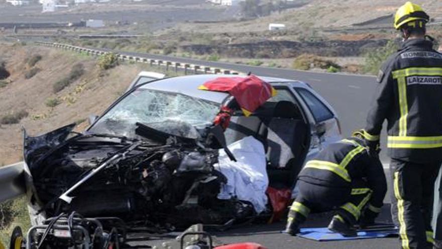 Los bomberos y la Guardia Civil, junto al coche del fallecido. i JAVIER FUENTES