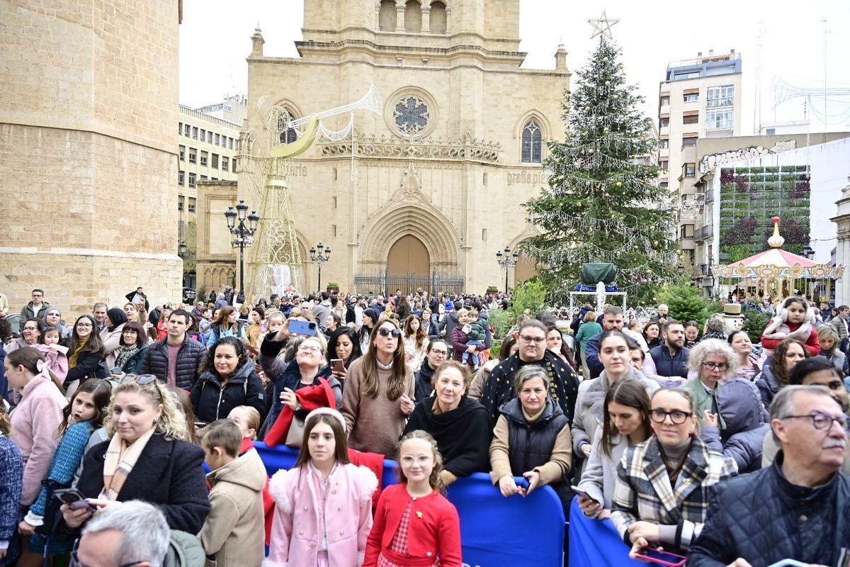 Gran expectación en la plaza Mayor para recibir al Cartero Real, hoy, en Castelló.