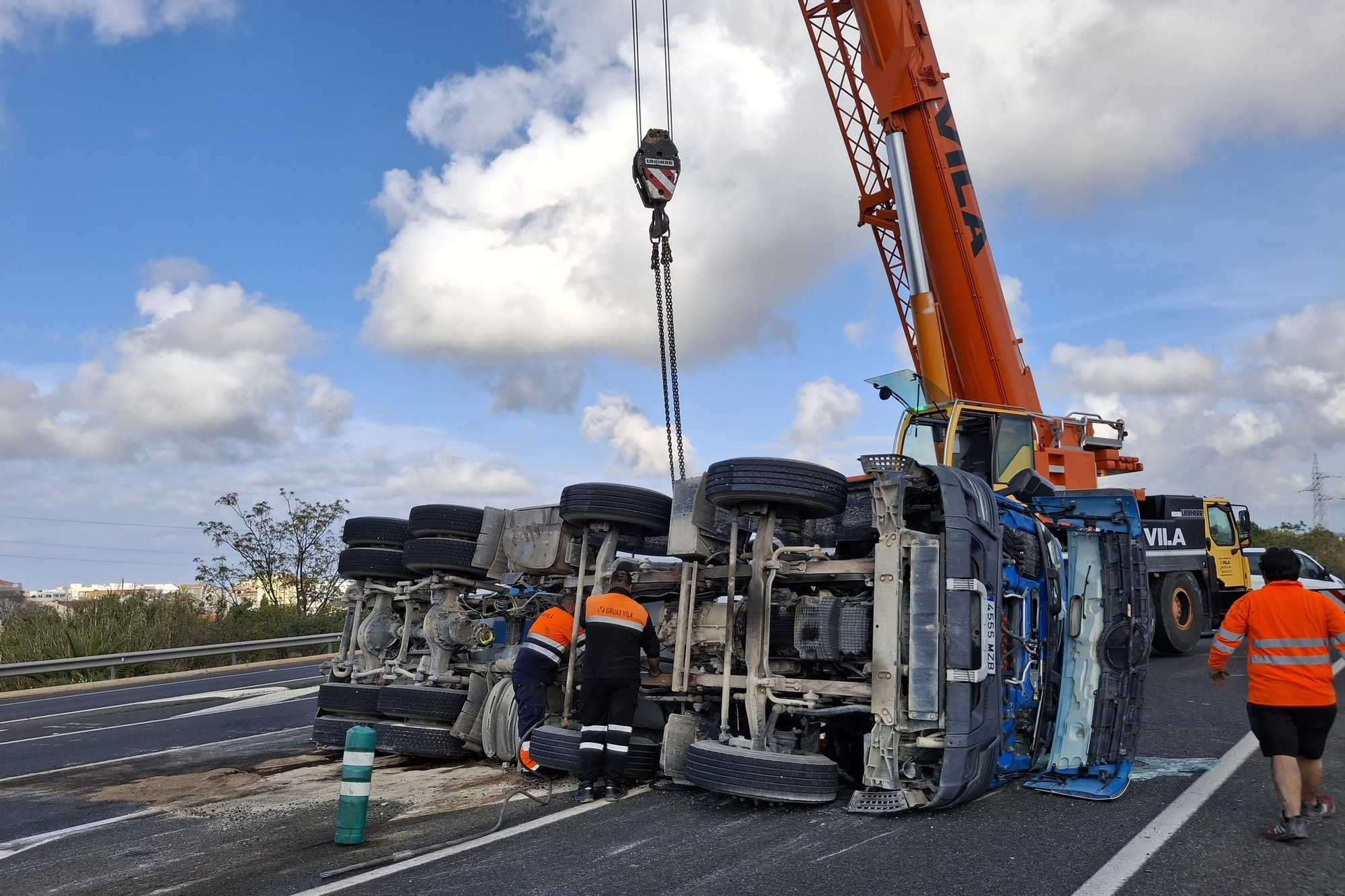 Las impactantes imágenes del accidente de un camión hormigonera en la N-332 en Ondara