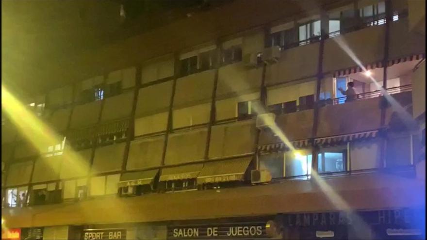 Los murcianos homenajean al personal sanitario desde sus balcones