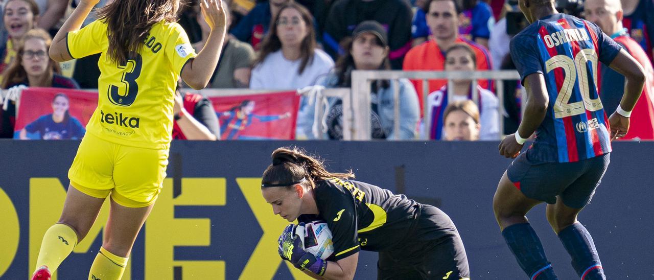 La portera del Villarreal Elena de Toro atrapa un balón durante el encuentro ante el Barcelona.