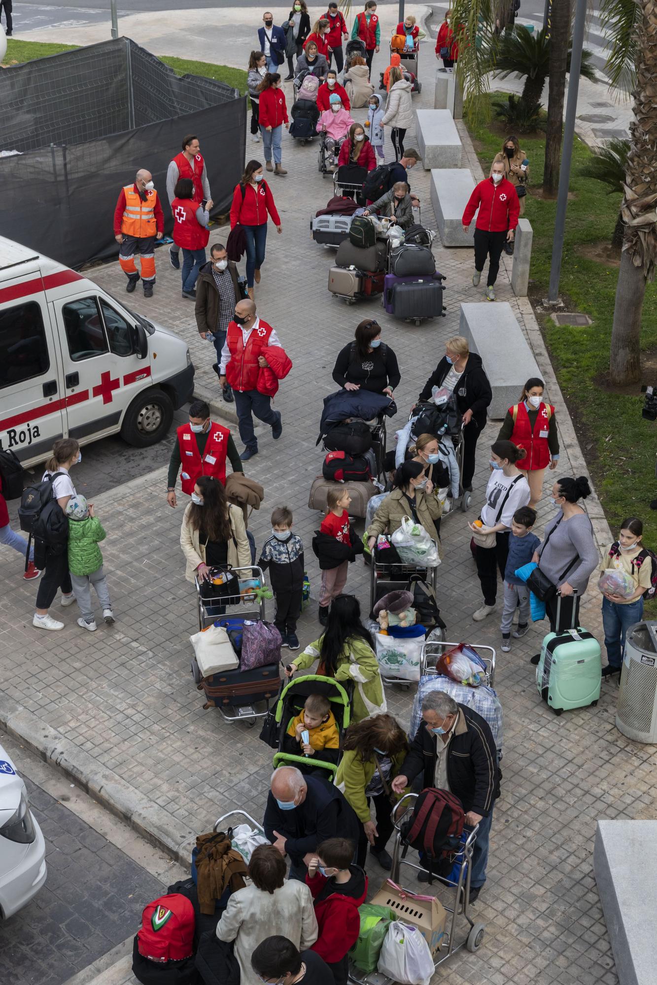 Llega a València un avión con 14 menores ucranianos con discapacidad