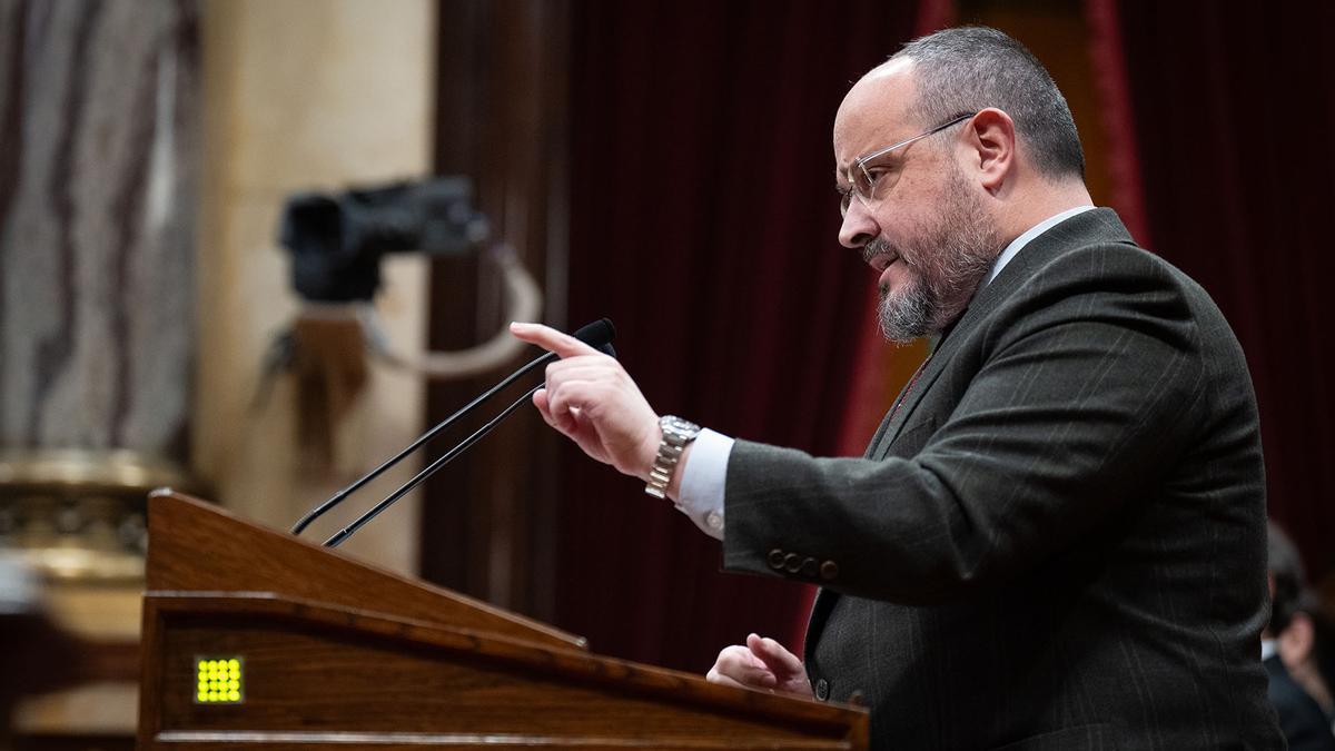 El presidente del PP en Catalunya, Alejandro Fernández, interviene en el pleno de los Presupuestos 2024 en el Parlament.