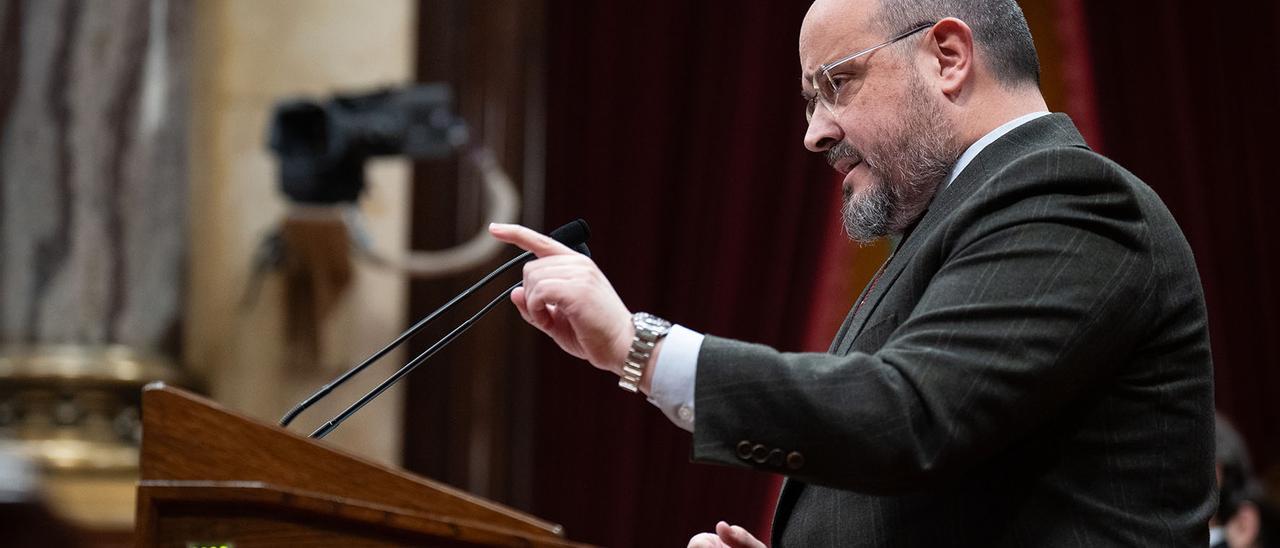 El presidente del PP en Catalunya, Alejandro Fernández, interviene en el pleno de los Presupuestos 2024 en el Parlament.