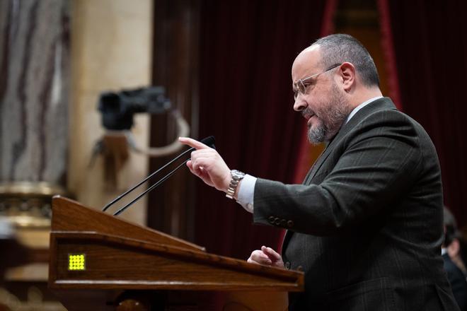 El presidente del PP en Catalunya, Alejandro Fernández, interviene en el pleno de los Presupuestos 2024 en el Parlament.