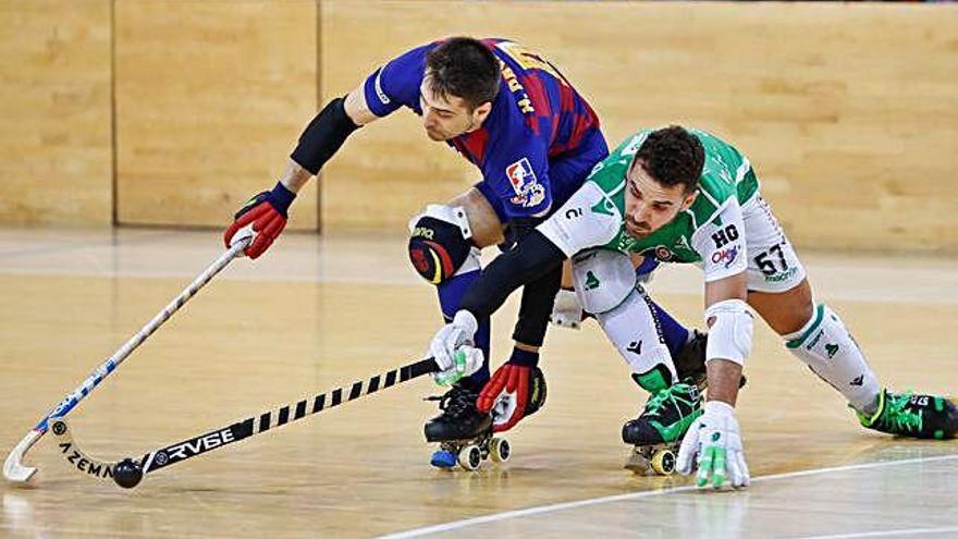 Franco Platero lucha por la bola con Matías Pascual.