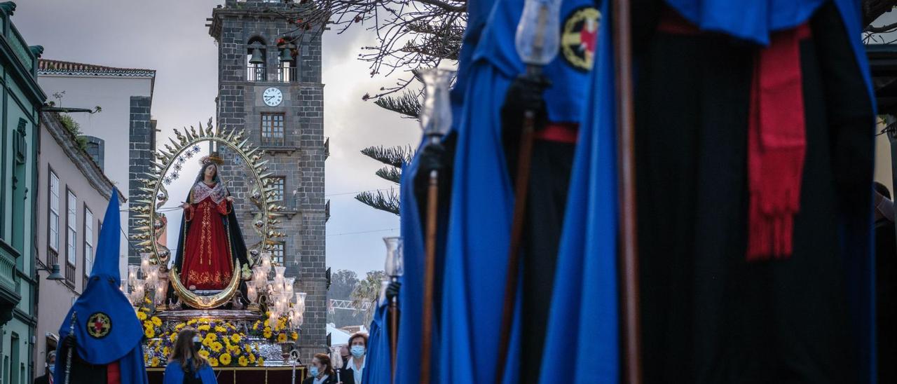 La Cofradía del Rescate salió este viernes en procesión por La Laguna. En las imágenes, varios momentos del desfile y de su previa, marcados por el estilo fiel a la tradición de esta hermandad lagunera. | andrés gutiérrez