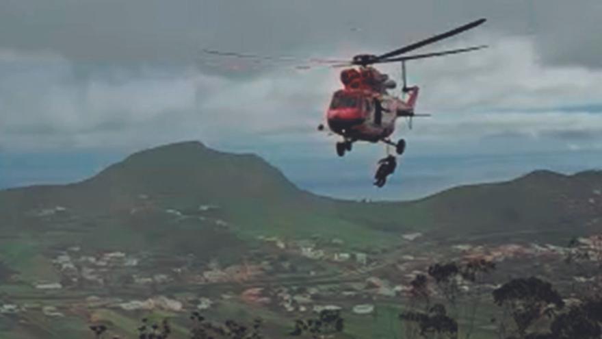Rescatan con helicóptero a un menor herido tras precipitarse en La Laguna