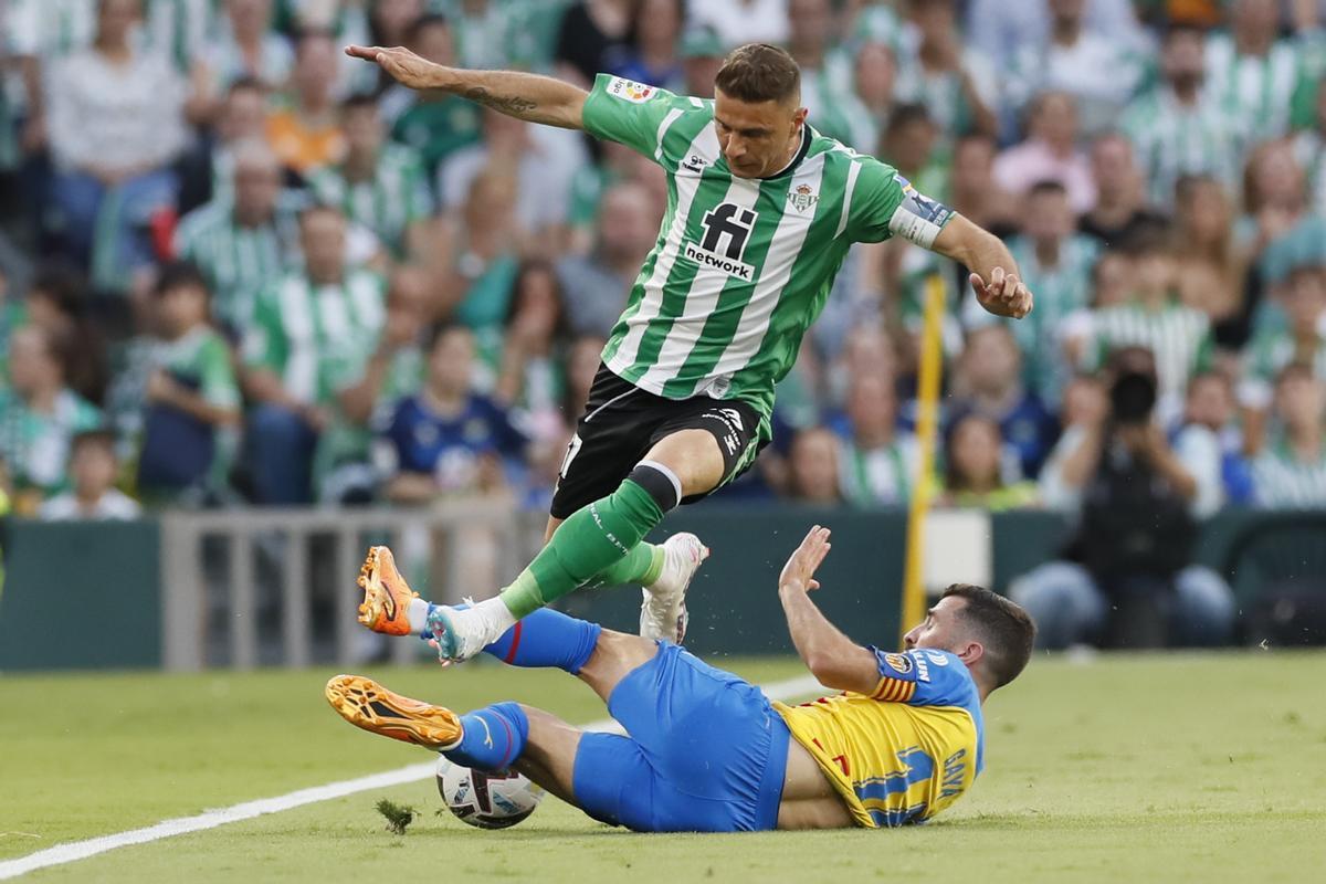 Sevilla, 04/06/2023.- El centrocampista del Betis, Joaquín Sánchez (i), intenta llevarse el balón ante el defensa del Valencia, Gayá, durante el encuentro correspondiente a la última jornada de primera división que disputan hoy domingo frente al Valencia en el estadio Benito Villamarín de Sevilla. EFE/José Manuel Vidal.