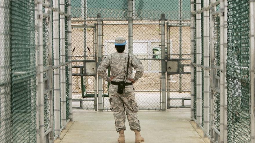 Imagen de archivo fechada el 12 de octubre de 2007, protegida y acreditadas por los funcionarios de Departamento de defensa de los Estados Unidos, que muestra a un soldado vigilando la sala de recreo de los detenidos en el área de Camp Delta 6 de la Base Naval 6, de la Bahía de Guantánamo, (Cuba).