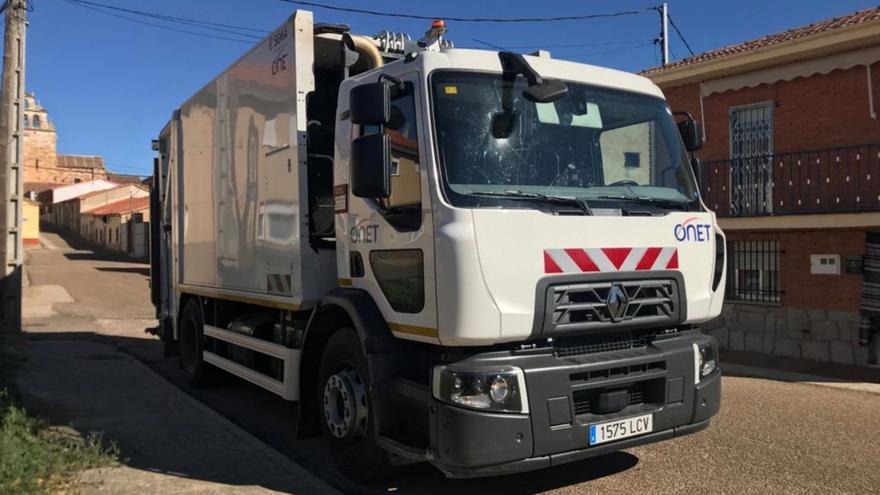 Uno de los camiones de basura del servicio de la mancomunidad de Tierra del Pan. | Ch. S.