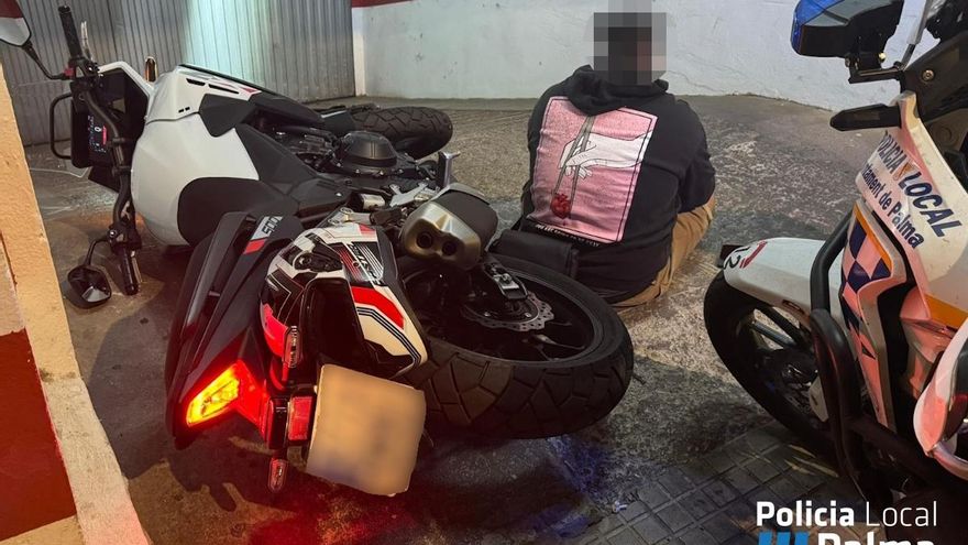 Interceptan a un motorista sin carné y sin seguro que se fugó en un control en Palma al caerse cuando se escondía en la rampa de un garaje