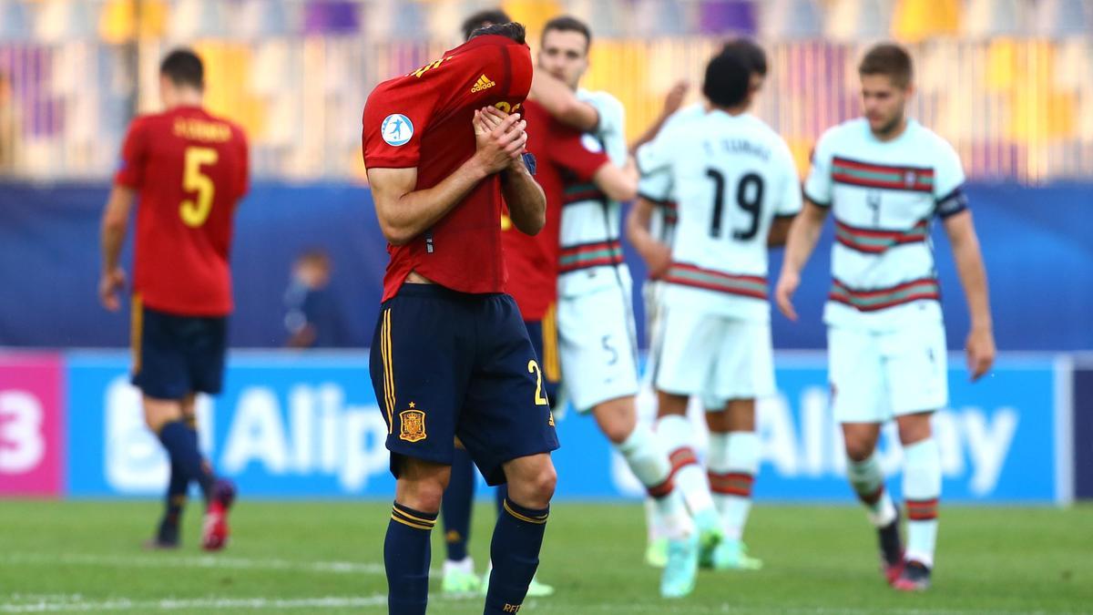 Los jugadores de la selección sub-21 se lamentan tras la derrota ante Portugal