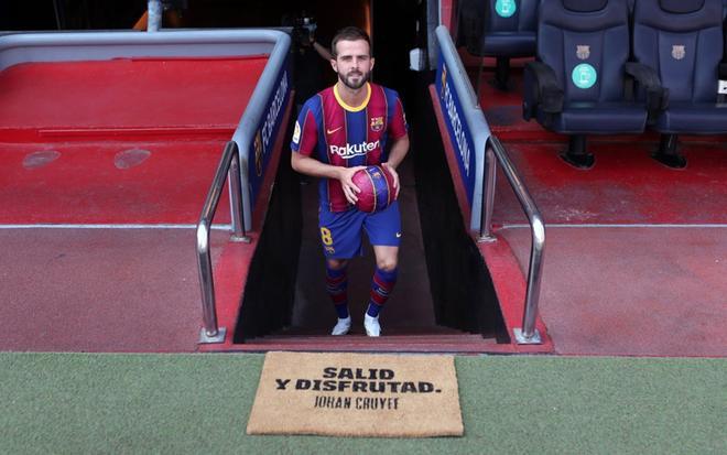 Presentación oficial de Miralem Pjanic como jugador del FC Barcelona en el Camp Nou.