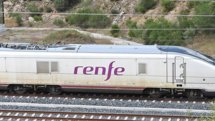 Pruebas del tren Avril, a su paso por Ourense.   | // FERNANDO CASANOVA