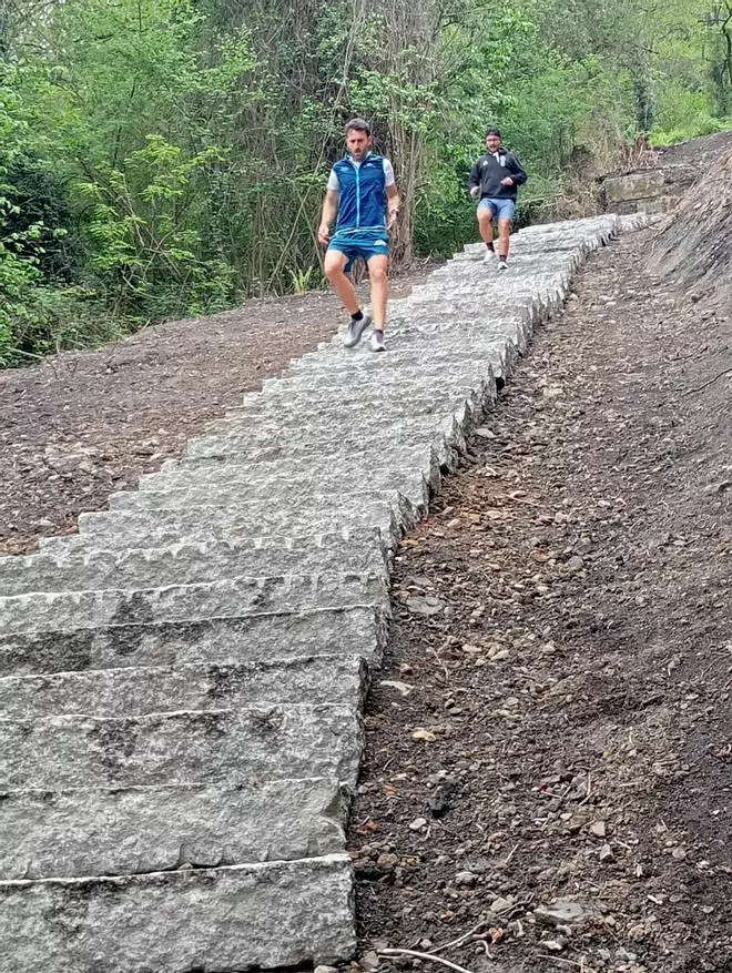 La "escalerona" de montaña de Laviana ya coge forma: 397 peldaños al 50% de desnivel