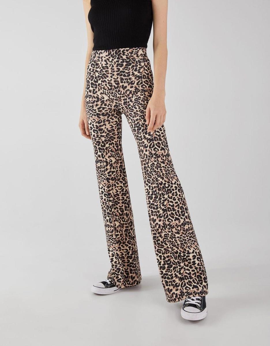 Pantalón flare con estampado animal print de Bershka (precio: 9,99 euros)