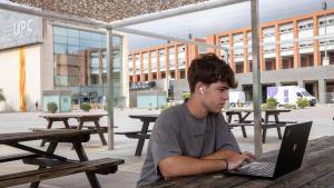 Un alumno, en el campus de la UPC, en Barcelona.