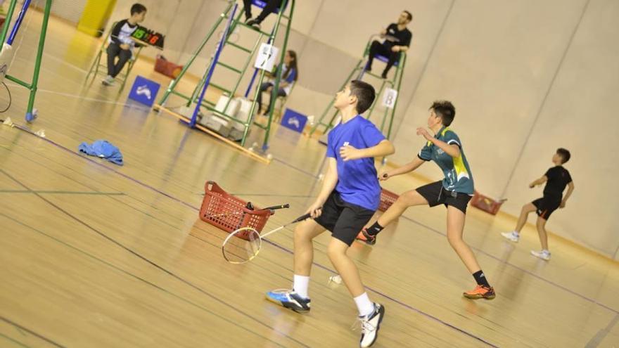 Varios jugadores en acción durante una de las jornadas en el Palacio de los Deportes.