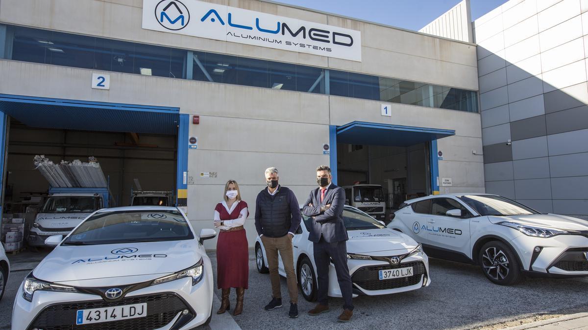 Entrega de vehículos en la sede de la empresa Alumed.