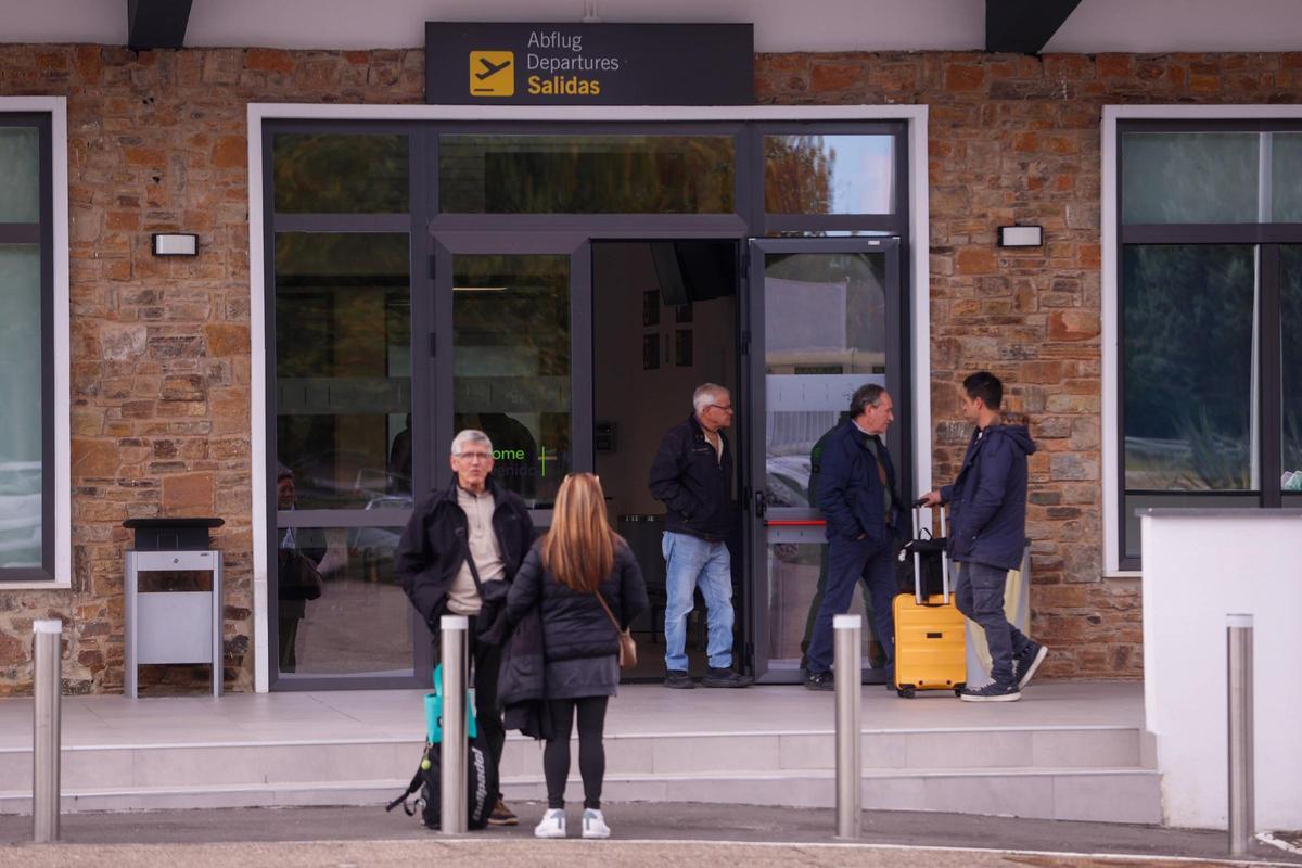 Viajeros en la salida del aeropuerto de Córdoba.