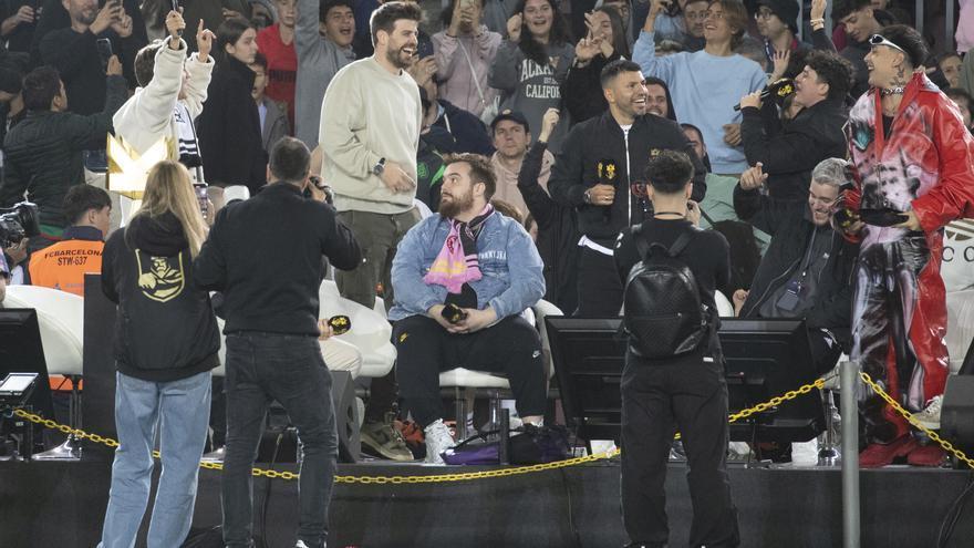 Ibai Llanos y Gerard Piqué, promotores de la Kings League, durante la final del Camp Nou.