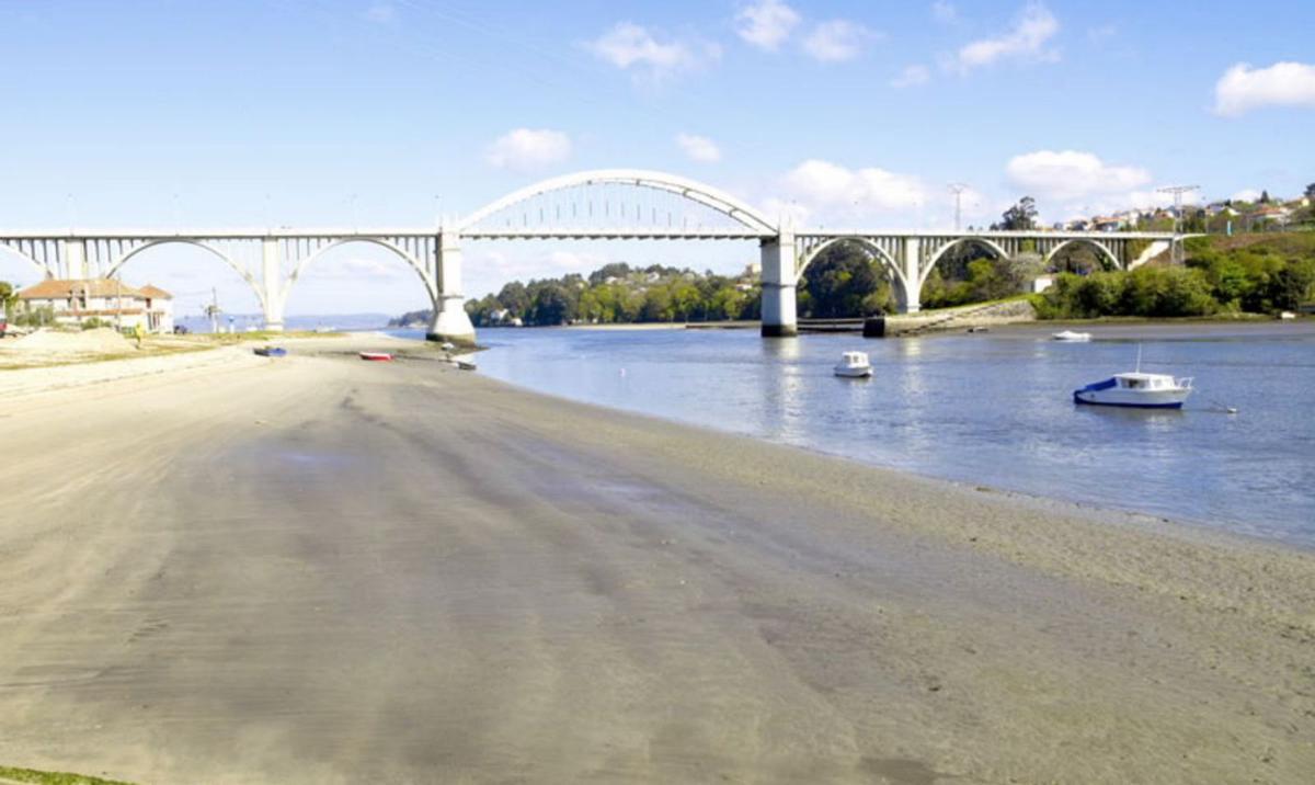 Playa de O Pedrido, en Bergondo, con el puente al fondo. | LOC