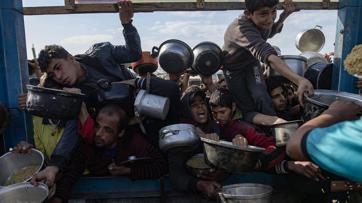 Desesperación para obtener comida en Khan Younis, en la Franja de Gaza