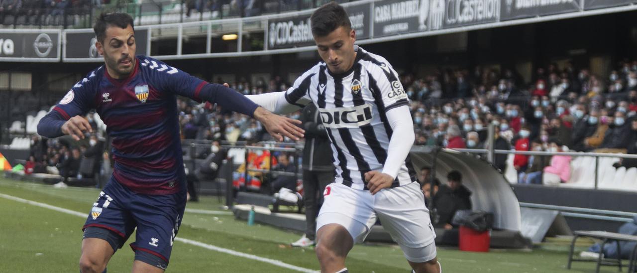 El lateral izquierdo Aarón Romero, durante el partido ante el Costa Brava en Castalia de esta temporada.