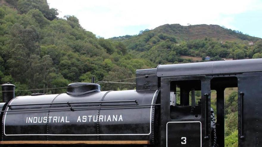 La máquina &quot;SIA 3&quot;, restaurada por trabajadores de Hunosa en Santiago.