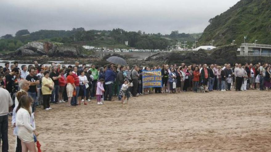Los manifestantes que acudieron, ayer, a la protesta celebrada en la playa de Palmera.| braulio fernández