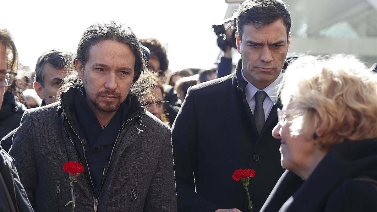 Iglesias y Sánchez, con la alcaldesa de Madrid, Manuela Carmena, durante el reciente homenaje a las víctimas del 11-M.