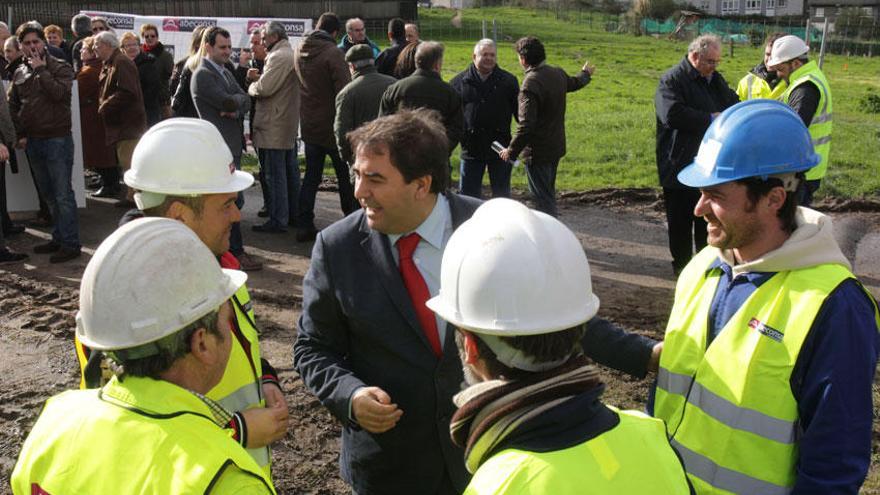 El alcalde visita a las obras de urbanización de O Castrillón.