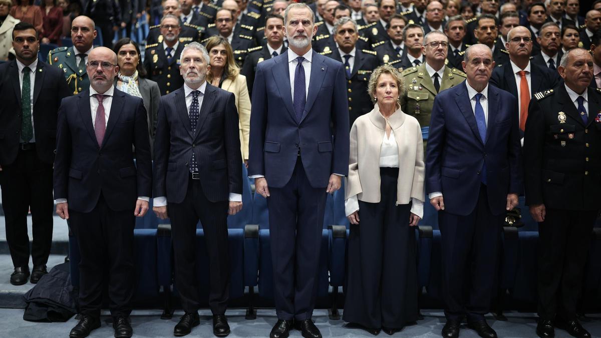 El rey Felipe VI preside, acompañado por el ministro de Interior, Fernando Grande-Marlaska, preside el aniversario del TEDAX- NRBQ y de la Unidad Central de Ciberdelincuencia de la Policía Nacional, a 17 de noviembre de 2025, en Madrid (España).