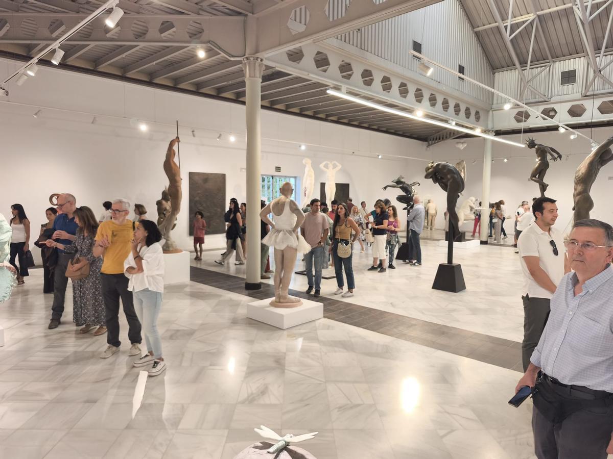 Visitantes en la exposición.