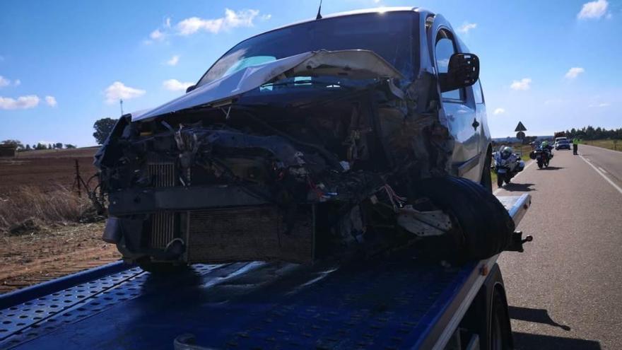 Tres heridos graves al chocar una furgoneta y un coche fúnebre en la carretera de Alburquerque