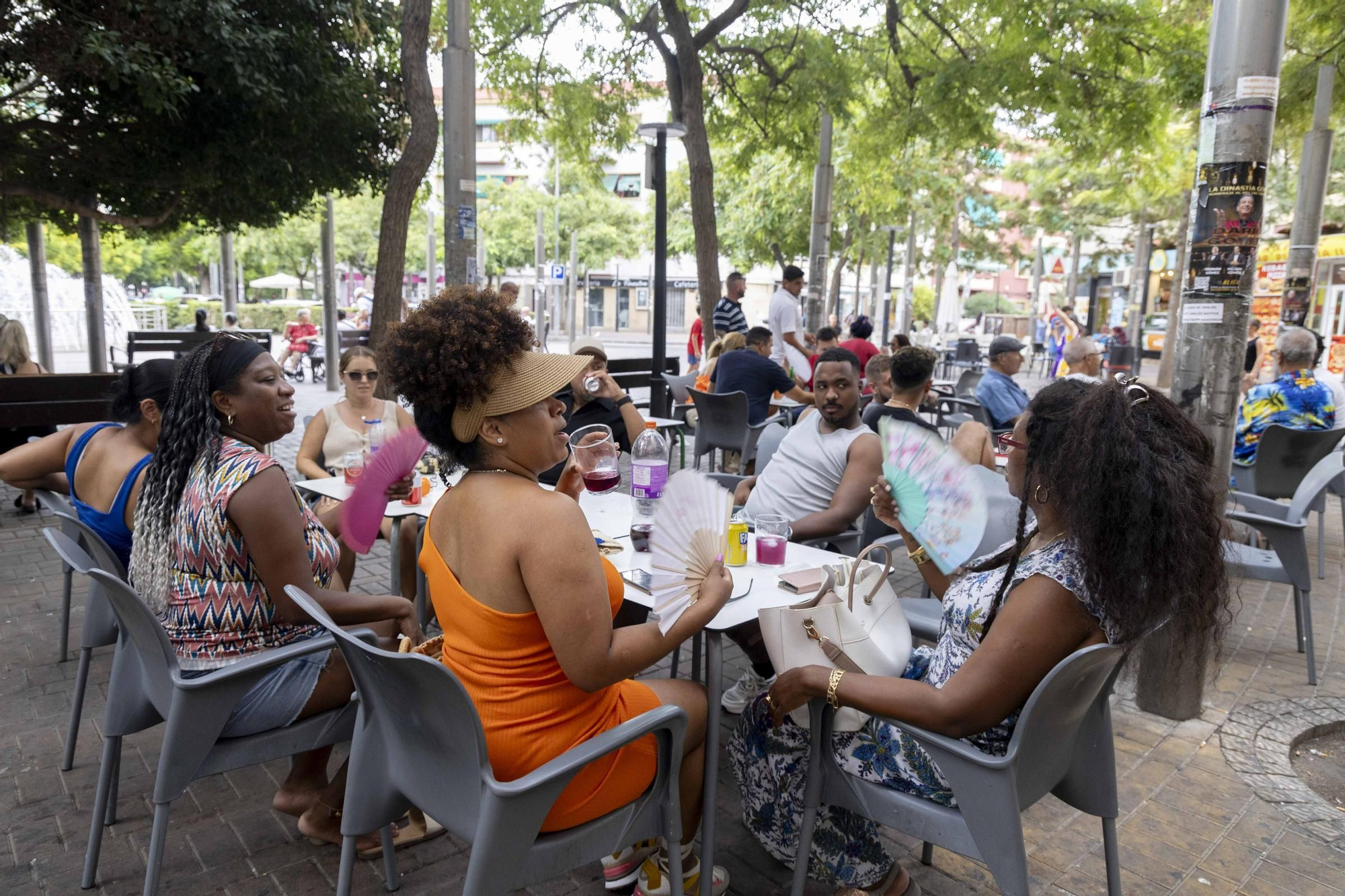 Las familias y vecinos llenan los parques de Carolinas y del Pla durante las noches de verano