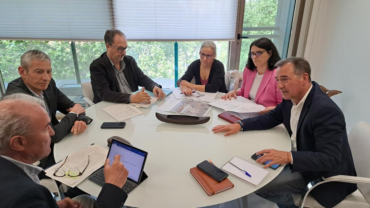 Un instante durante la reunión del alcalde de Riba-roja, Robert Raga, y la conselleria de Sanitat.