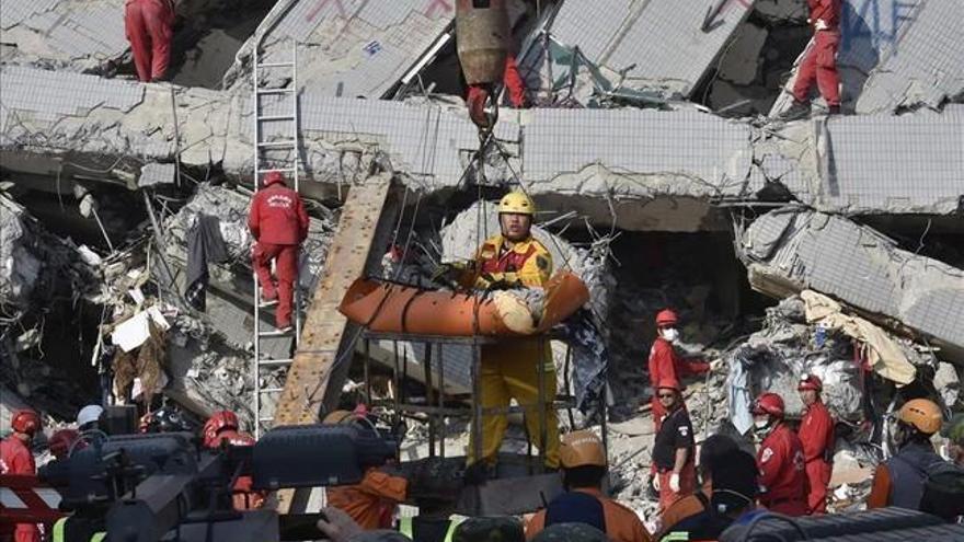 Taiwán busca a contrareloj a víctimas del terremoto atrapadas bajo los escombros