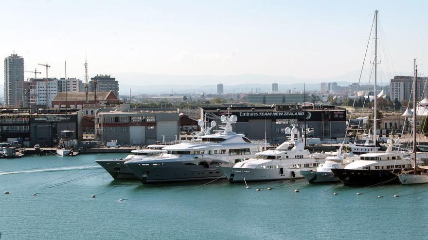 Barcos atracados en los pantalanes de la Marina de València.