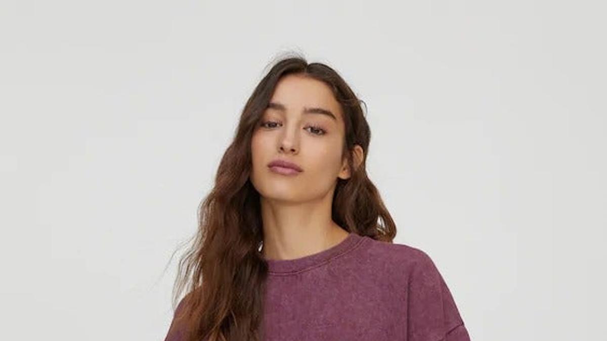 Sudadera cropped goma bajo, de Pull &amp; Bear