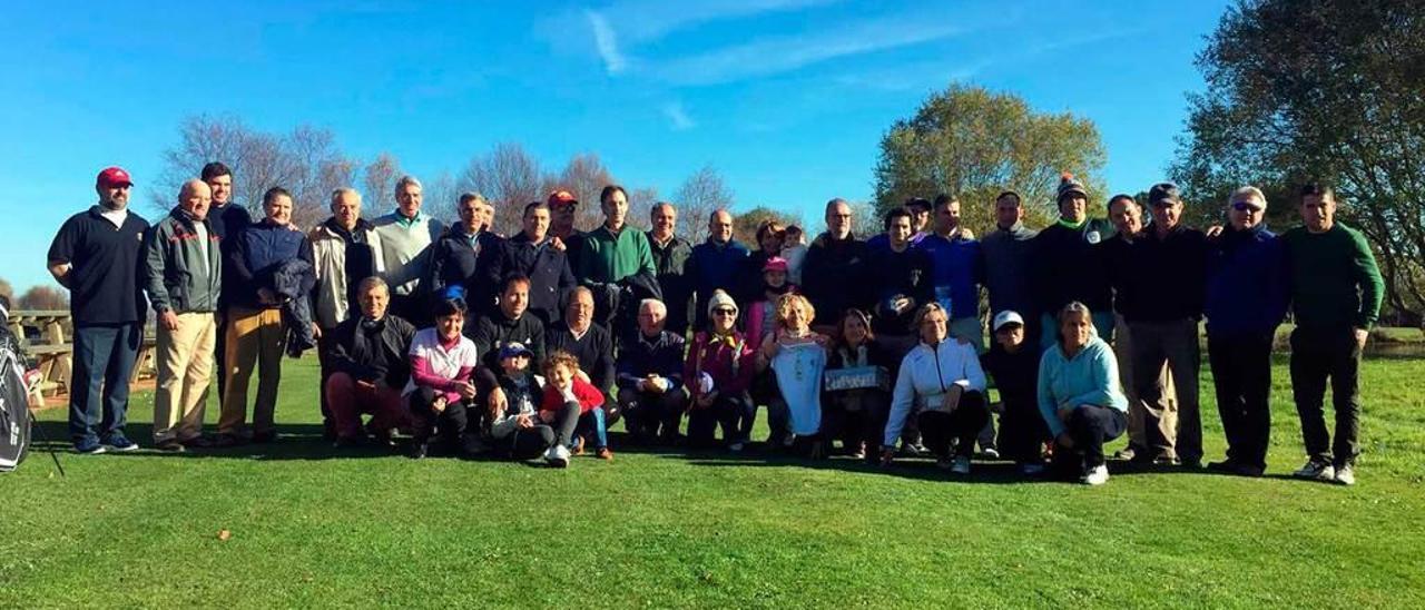 Los participantes en el Torneo de Navidad del club de golf La Cuesta de Llanes.