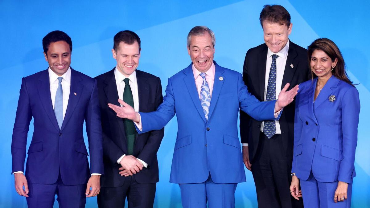 El líder de Reform UK, Nigel Farage (centro), junto a los miembros de su "gabinete en la sombra", Zia Yusuf, Robert Jenrick, Richard Tice y Suella Braverman, este martes en Londres.