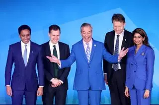 El ultra Farage delega funciones y presenta a su nuevo equipo como la verdadera oposición al Gobierno laborista