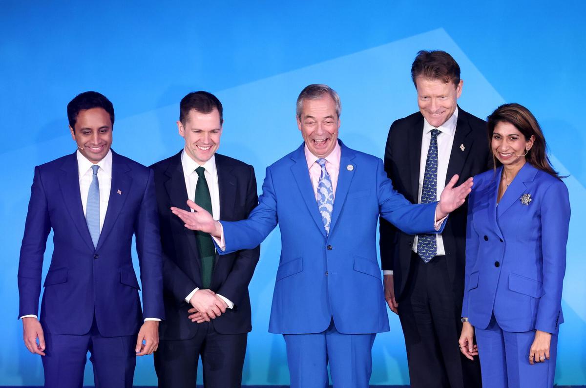 El líder de Reform UK, Nigel Farage (centro), junto a los miembros de su "gabinete en la sombra", Zia Yusuf, Robert Jenrick, Richard Tice y Suella Braverman, este martes en Londres.