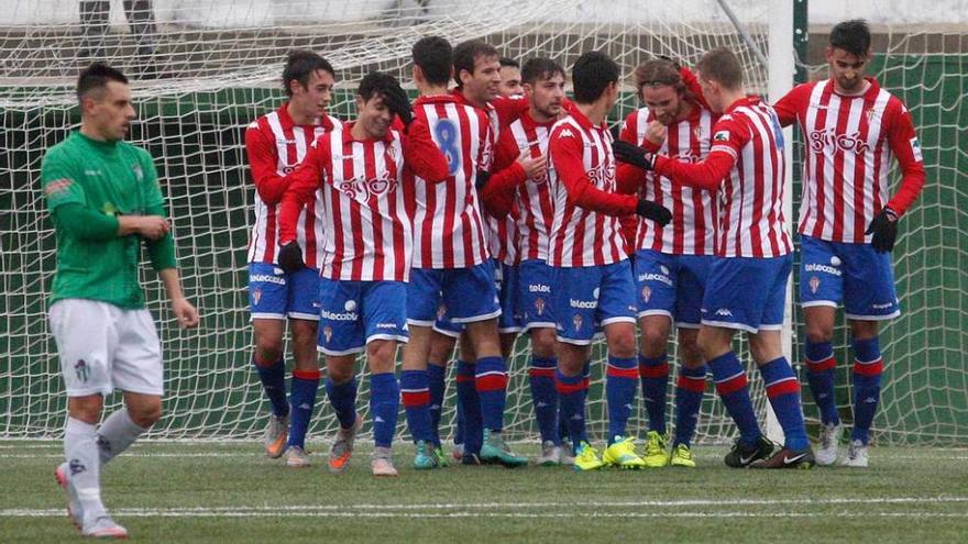 Los jugadores del Sporting B celebran uno de los goles ante el Guijuelo.