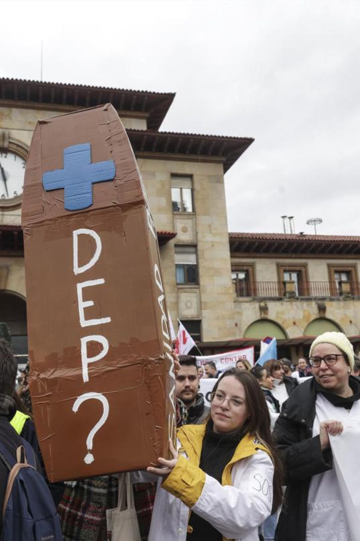 Cuatro mil sanitarios salen a la calle para reclamar "más personal y mejor gestión"