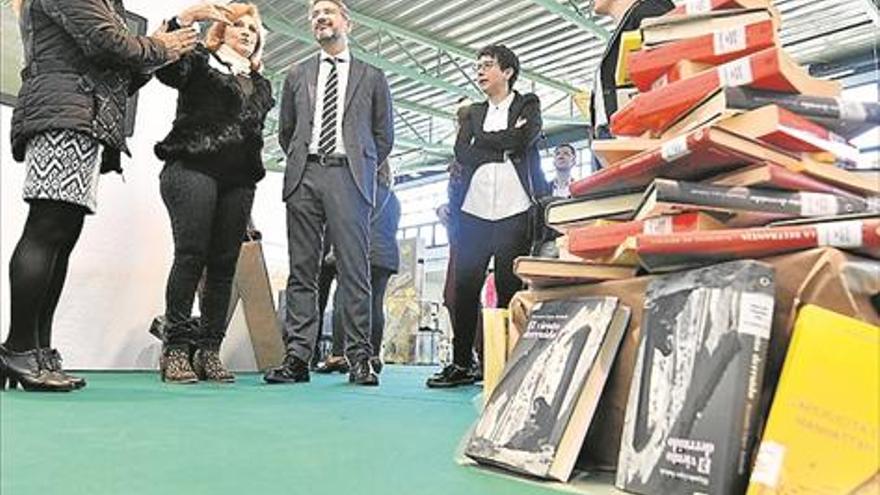 Miles de personas visitan el Salón del Libro