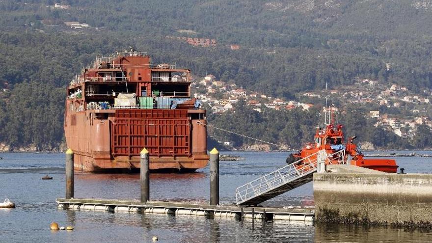 Vulcano remolca el ferry de Transmediterránea a dique  flotante para el montaje de propulsión, hélices y timones